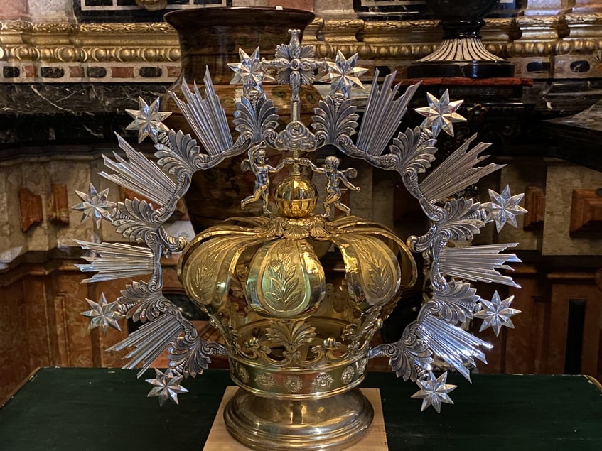 Corona de Reina: donación de Isabel II a la Virgen de las Angustias